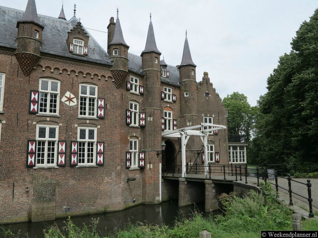 Kasteel Maurick is een mooi kasteel bij Vught. Het kasteel staat aan een rivier en ligt op een parkachtig landgoed.Adres:  Kasteel Maurick, Maurick 3, 5261 NA Vught.Tip: Bezoek het middeleeuwse Kasteel Maurick in Vught..